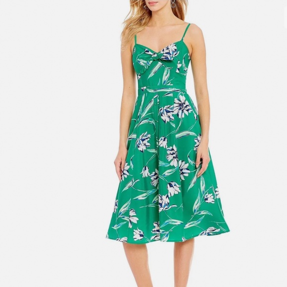 Eliza j - Picture 2 of 4